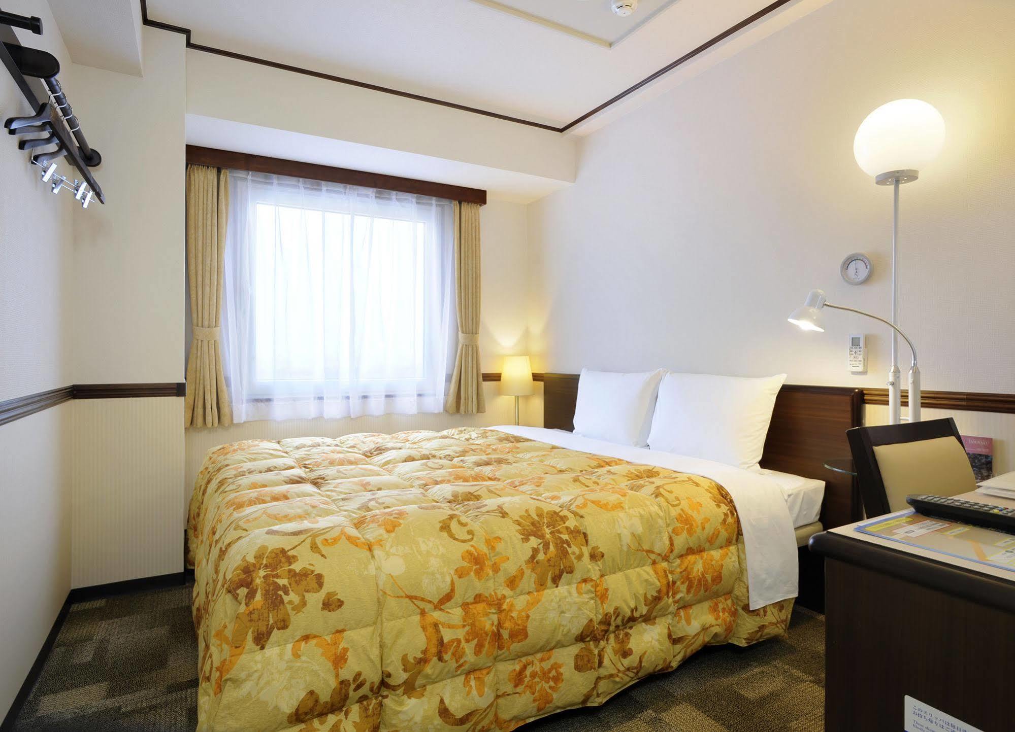 Toyoko Inn Kobe Sannomiya No.2 Exterior photo